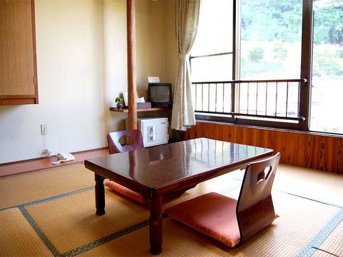 落ち着いた造りの8畳の和室です。