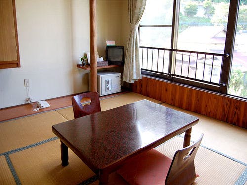 落ち着いた造りの8畳の和室です。