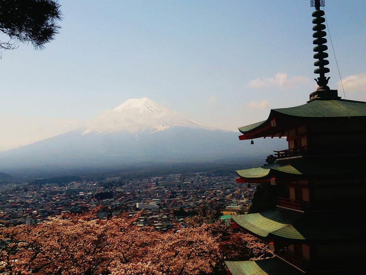 忠霊塔と富士山（４月　富士吉田市）