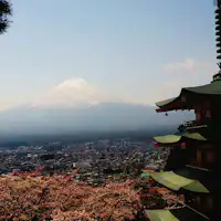 忠霊塔と富士山(4月 富士吉田市)