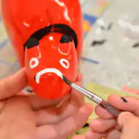 บรรยากาศการเพนต์ลายตุ๊กตาอากะเบโกะ