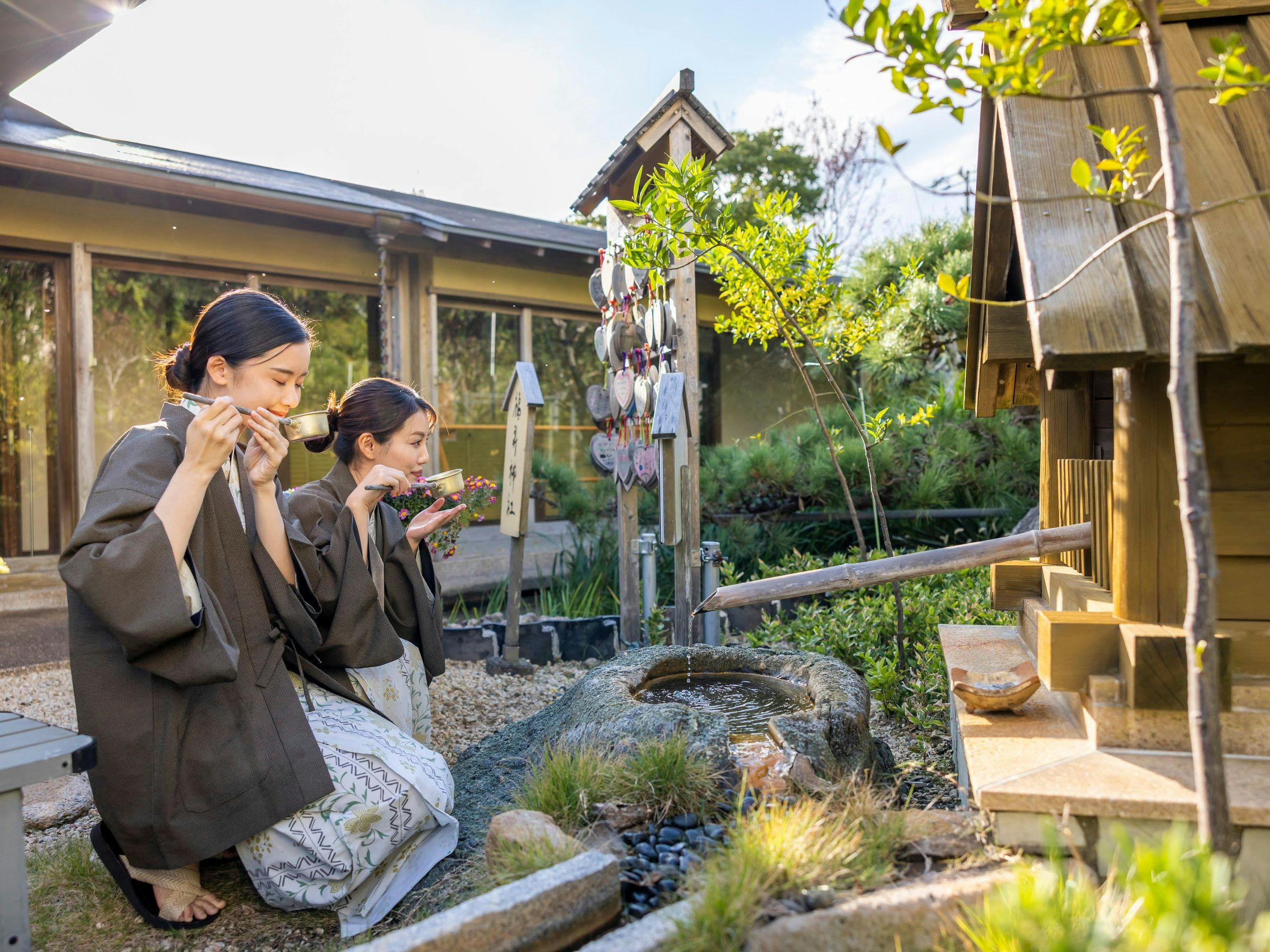 การดื่มน้ำแร่ธรรมชาติ