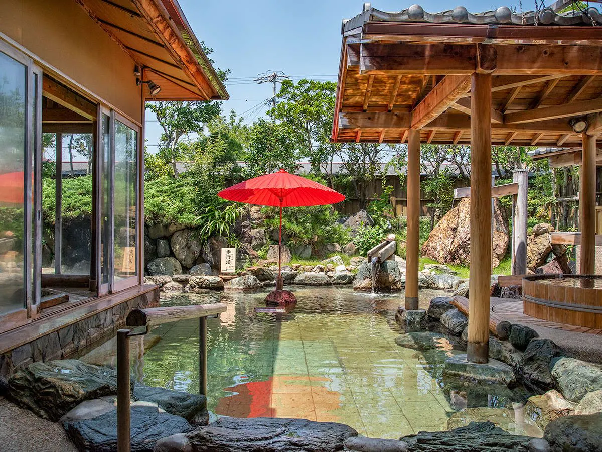 【ชั้น 1/ห้องอาบน้ำรวมขนาดใหญ่】บ่อออนเซ็นกลางแจ้งในสวน “ฟูมาจิ โนะ ยู”