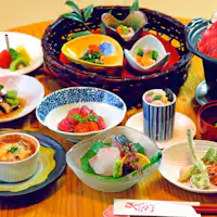 Hidangan kaiseki musiman yang direkomendasikan oleh kepala koki.