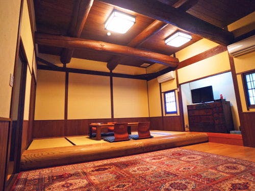 高い天井が特徴的な露天付き離れ。