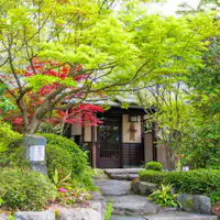 Kamar terpisah dengan pemandian setengah terbuka aliran air panas alami.