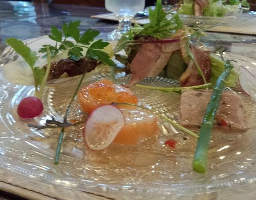 高原野菜に新鮮な魚介類を使った前菜