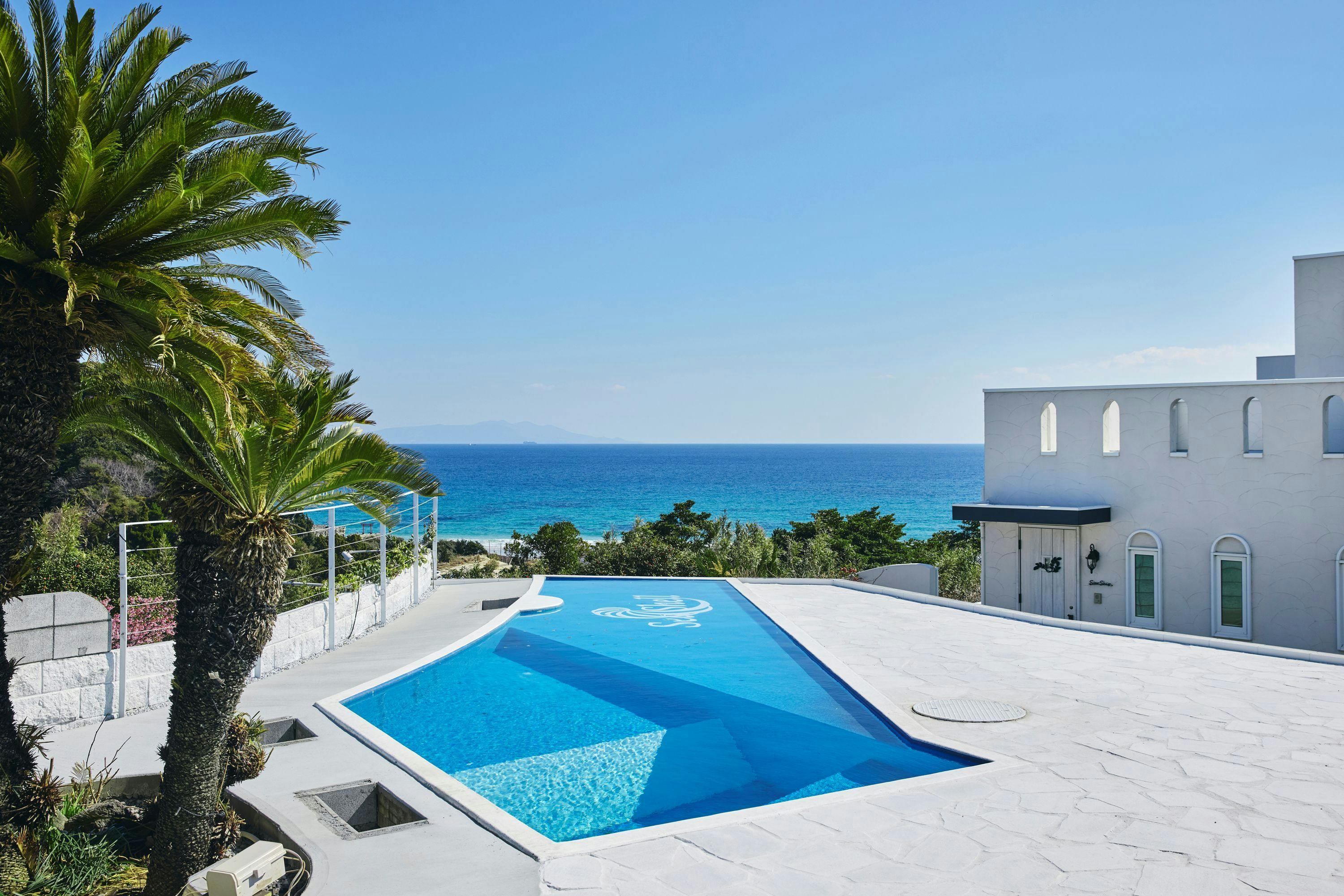 伊豆白浜の絶景を臨むプールデッキ