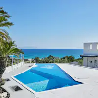 伊豆白浜の絶景を臨むプールデッキ