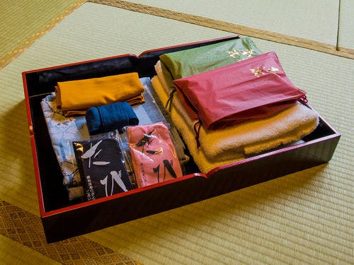 広々二間続きの客室「あや」には檜の内湯付