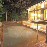 Pemandian air panas terbuka di malam hari (gambar ilustrasi)