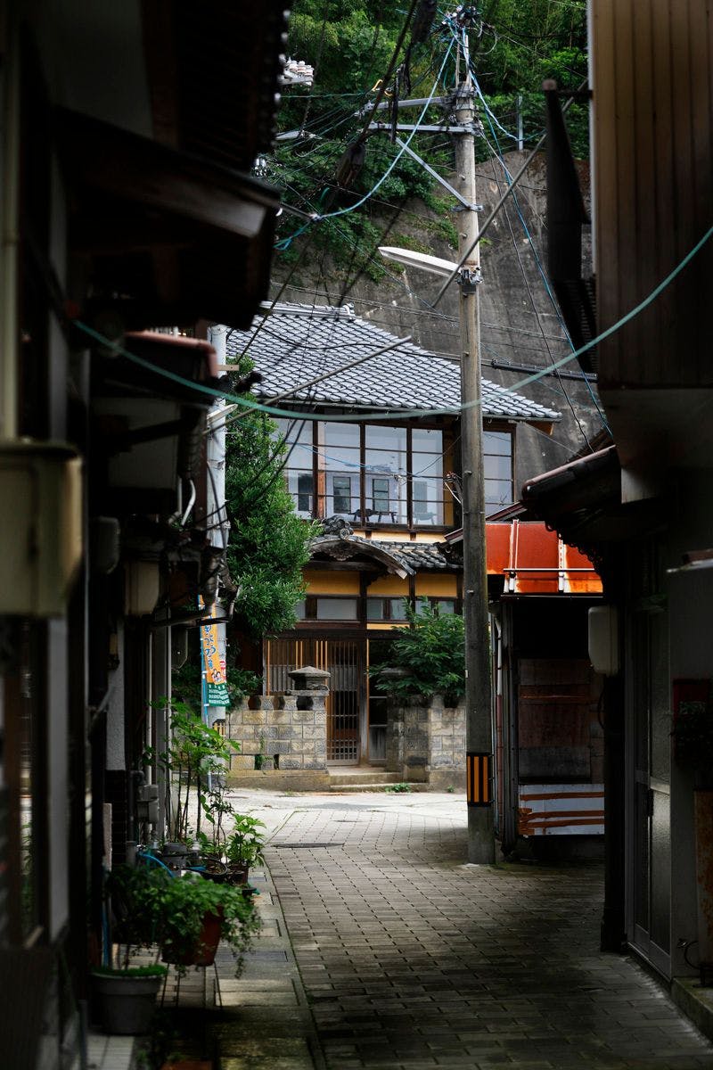 Dari jalan berbatu biru, melihat kediaman pribadi [Tsukina Rikyuu]
