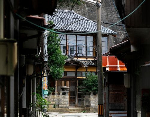 青石畳通りから眺める、別邸【月那離宮】