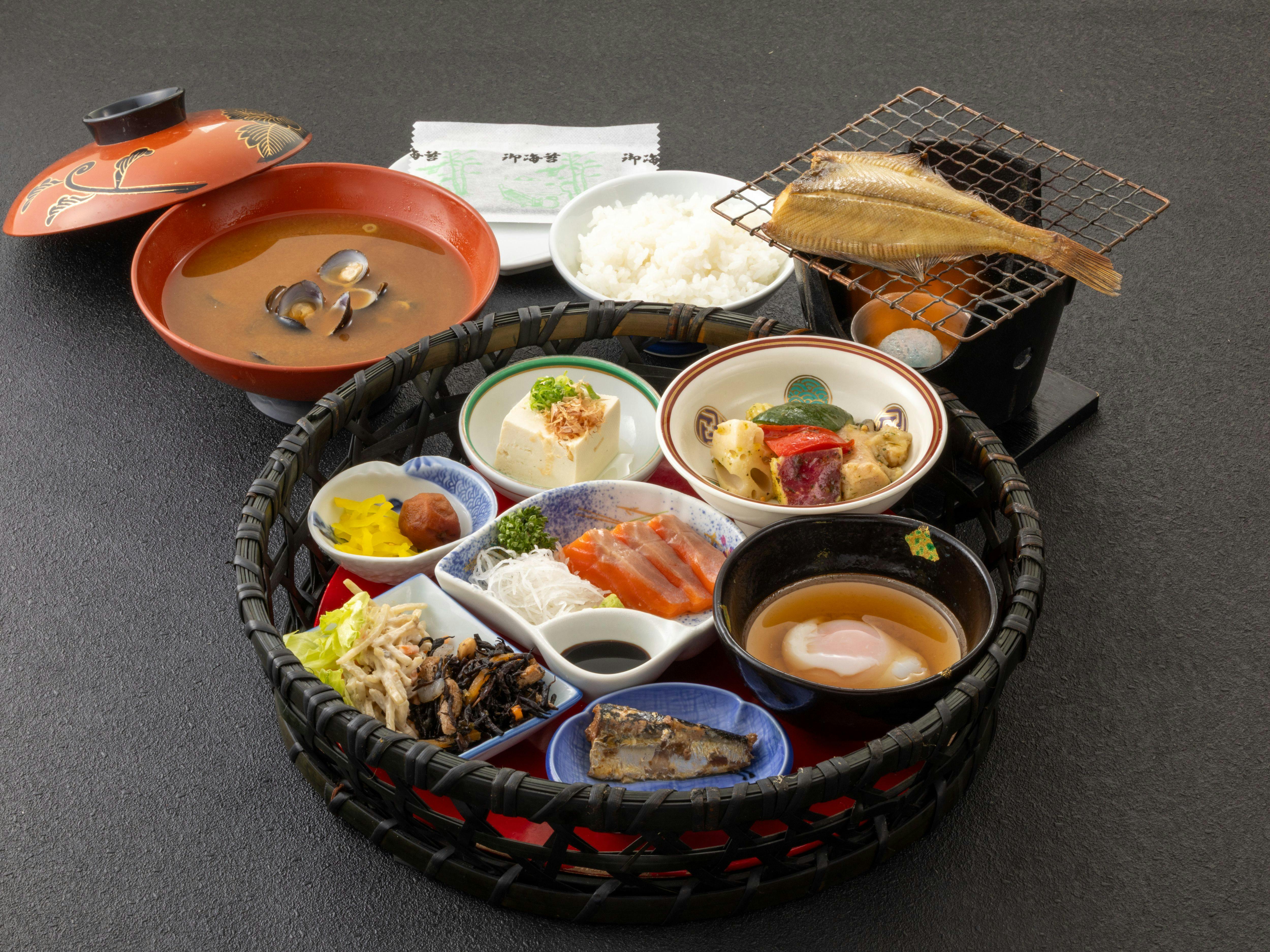 【朝食】地魚の干物に白イカの刺身しじみ汁