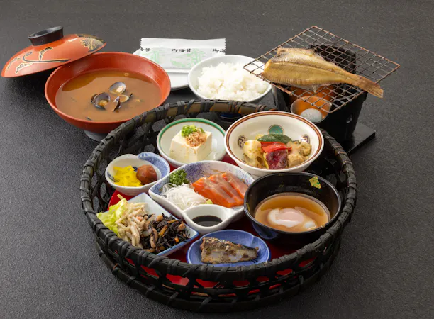 【朝食】地魚の干物に白イカの刺身しじみ汁