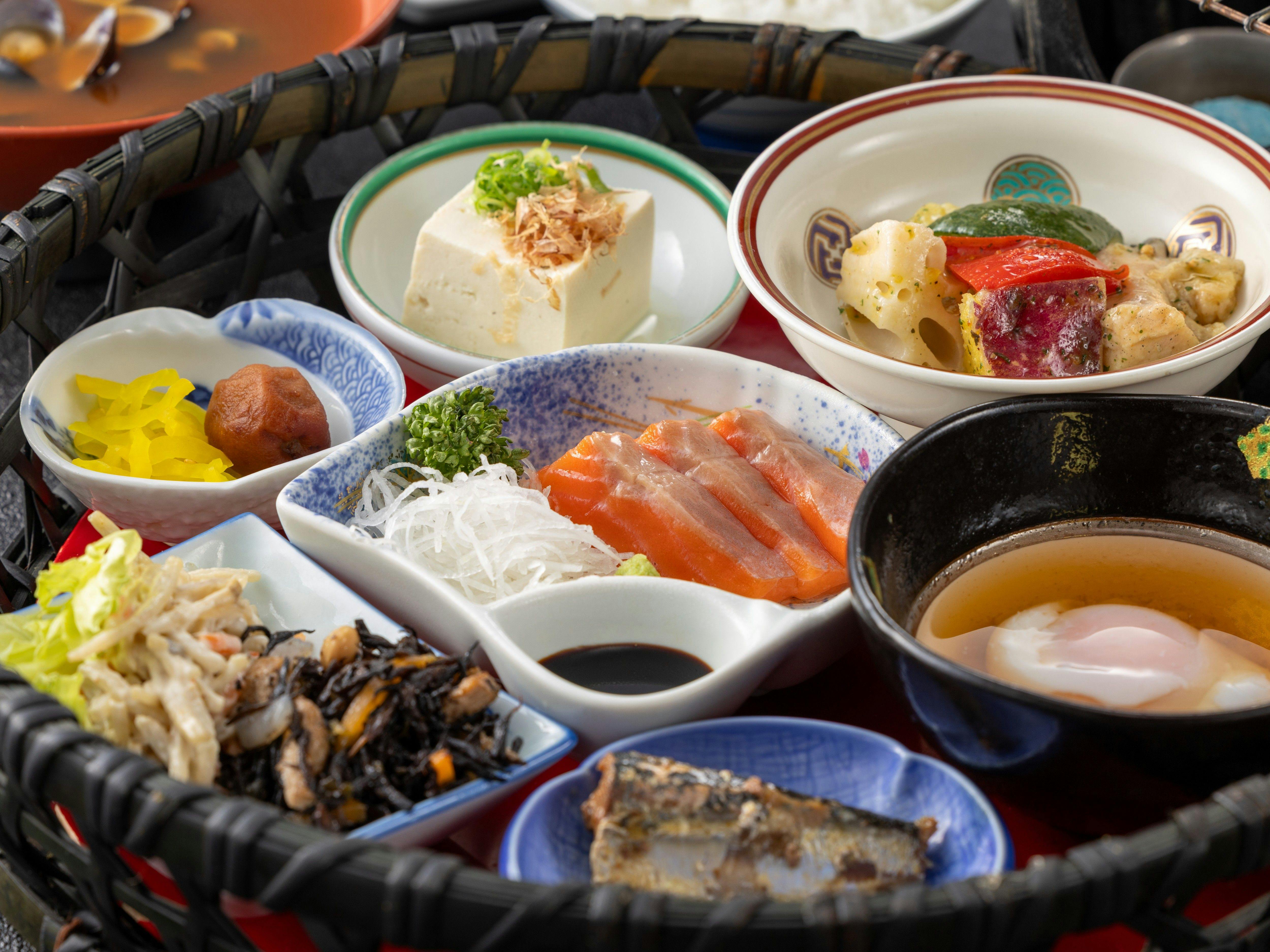 【Sarapan】Ikan lokal kering, sashimi cumi-cumi putih, sup miso kerang shijimi