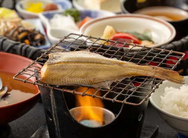 【朝食】地魚の干物に白イカの刺身しじみ汁