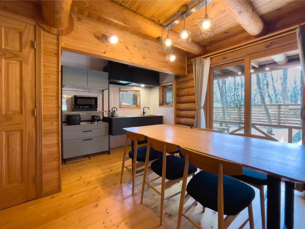 【วิลล่าให้เช่าส่วนตัวพร้อมน้ำพุร้อน】ประเภท R ห้องรับประทานอาหาร