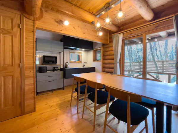 【วิลล่าให้เช่าส่วนตัวพร้อมน้ำพุร้อน】ประเภท R ห้องรับประทานอาหาร