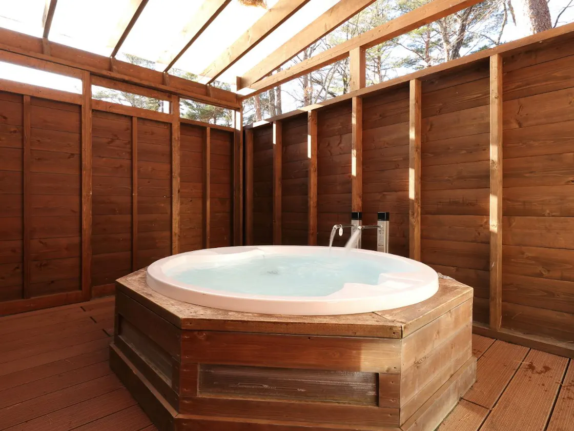 【露天風呂付ログプレミアム】木立