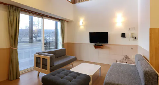 วิลล่าสุนัขริมทะเลสาบ PS พร้อมออนเซ็นน้ำแร่ธรรมชาติแบบไหลผ่านตลอดเวลา