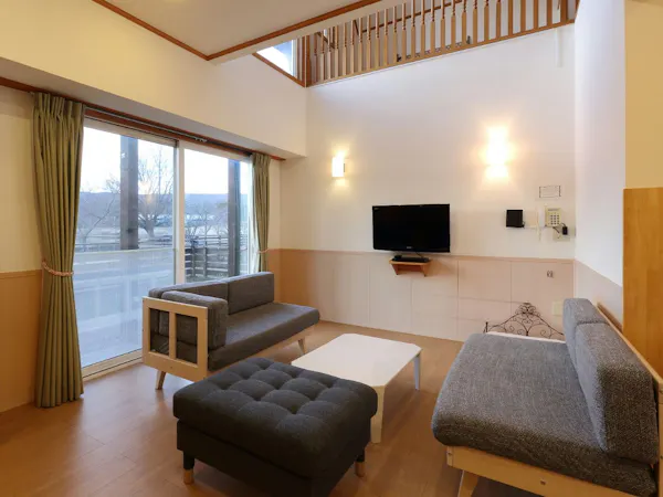 วิลล่าสุนัขริมทะเลสาบ PS พร้อมออนเซ็นน้ำแร่ธรรมชาติแบบไหลผ่านตลอดเวลา