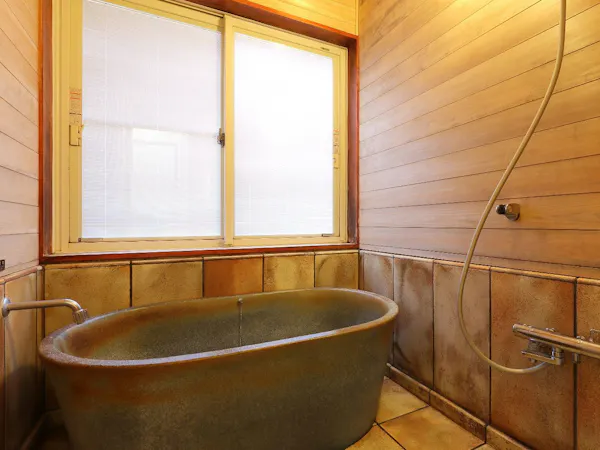 วิลล่าสุนัขริมทะเลสาบ PS พร้อมออนเซ็นน้ำแร่ธรรมชาติแบบไหลผ่านตลอดเวลา