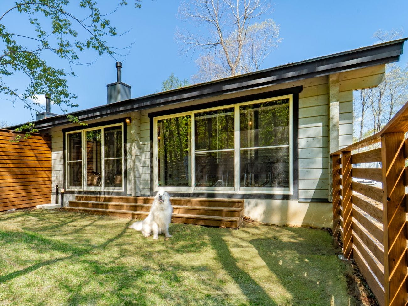 อัลโมฮาร์โมเนีย ภายนอก