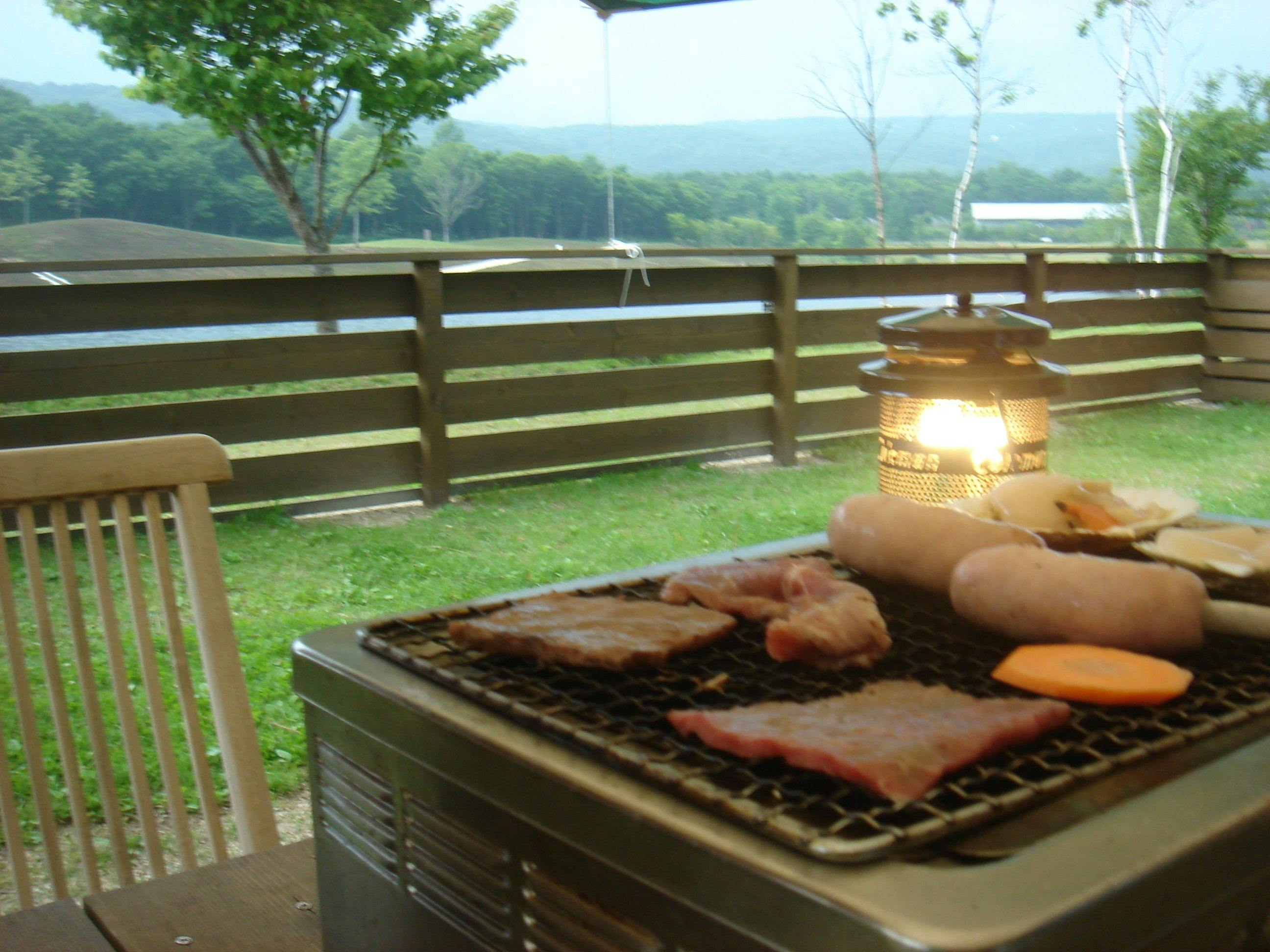 お部屋の前庭でバーベキューが楽しめる。