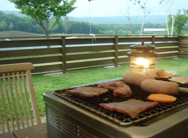 お部屋の前庭でバーベキューが楽しめる。