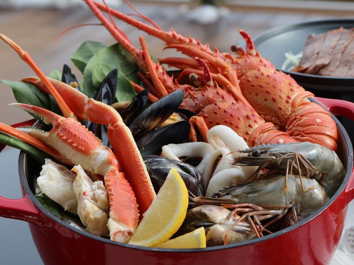 伊勢海老やずわい蟹いっぱいのブイヤベース