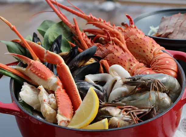 伊勢海老やずわい蟹いっぱいのブイヤベース