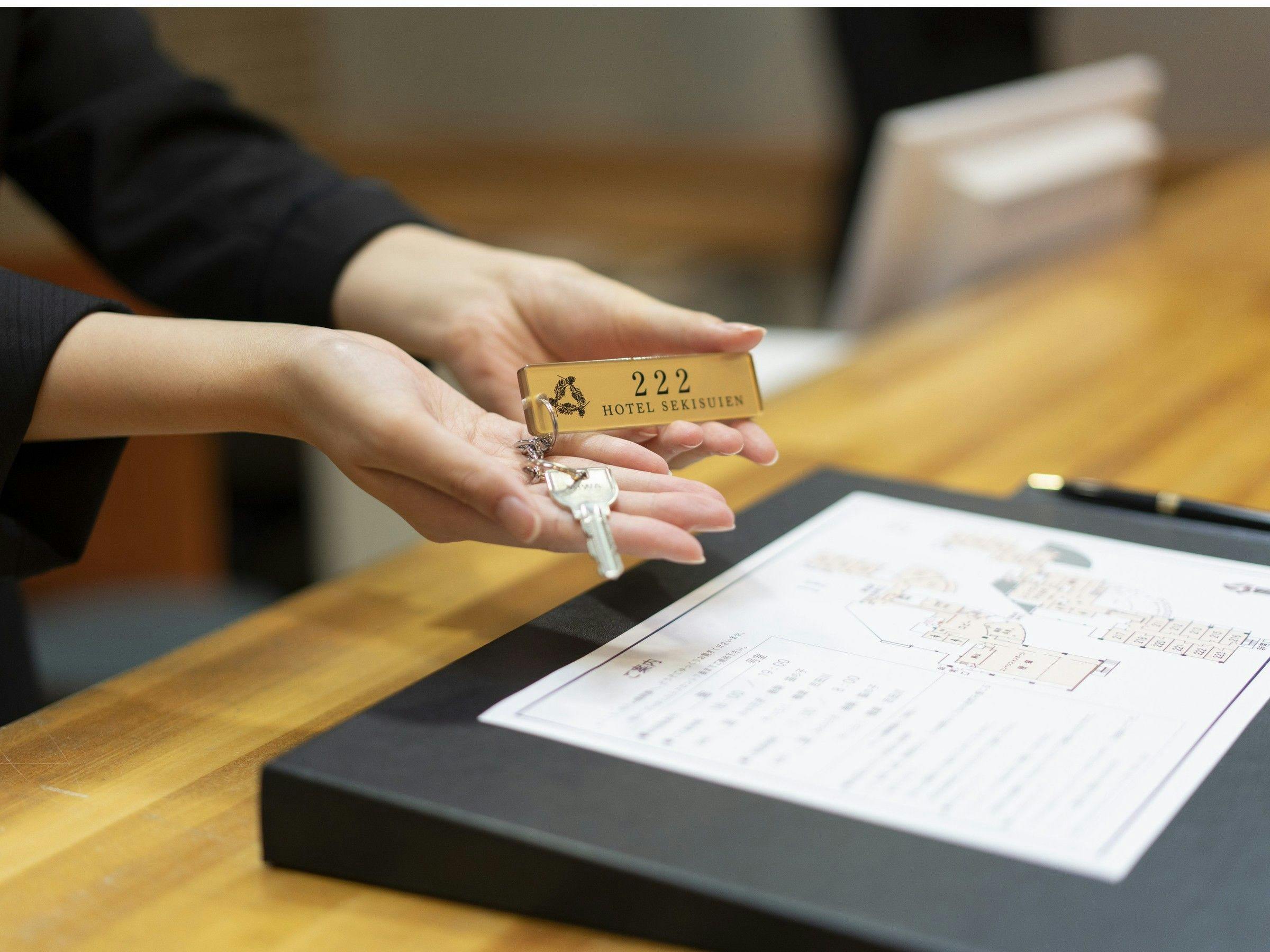 ที่แผนกต้อนรับมีบริการข้อมูลและคำแนะนำต่าง ๆ