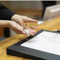 ที่แผนกต้อนรับมีบริการข้อมูลและคำแนะนำต่าง ๆ