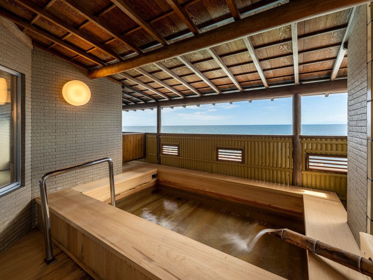 Pemandian umum lantai 2 dengan bak mandi kayu hinoki