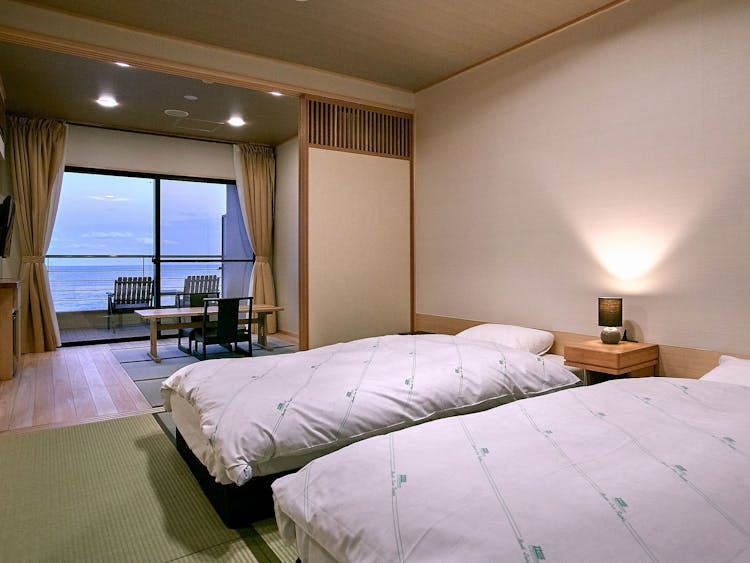 海側　ベッドスタイル　展望ひのき風呂付き客室のサムネイル画像