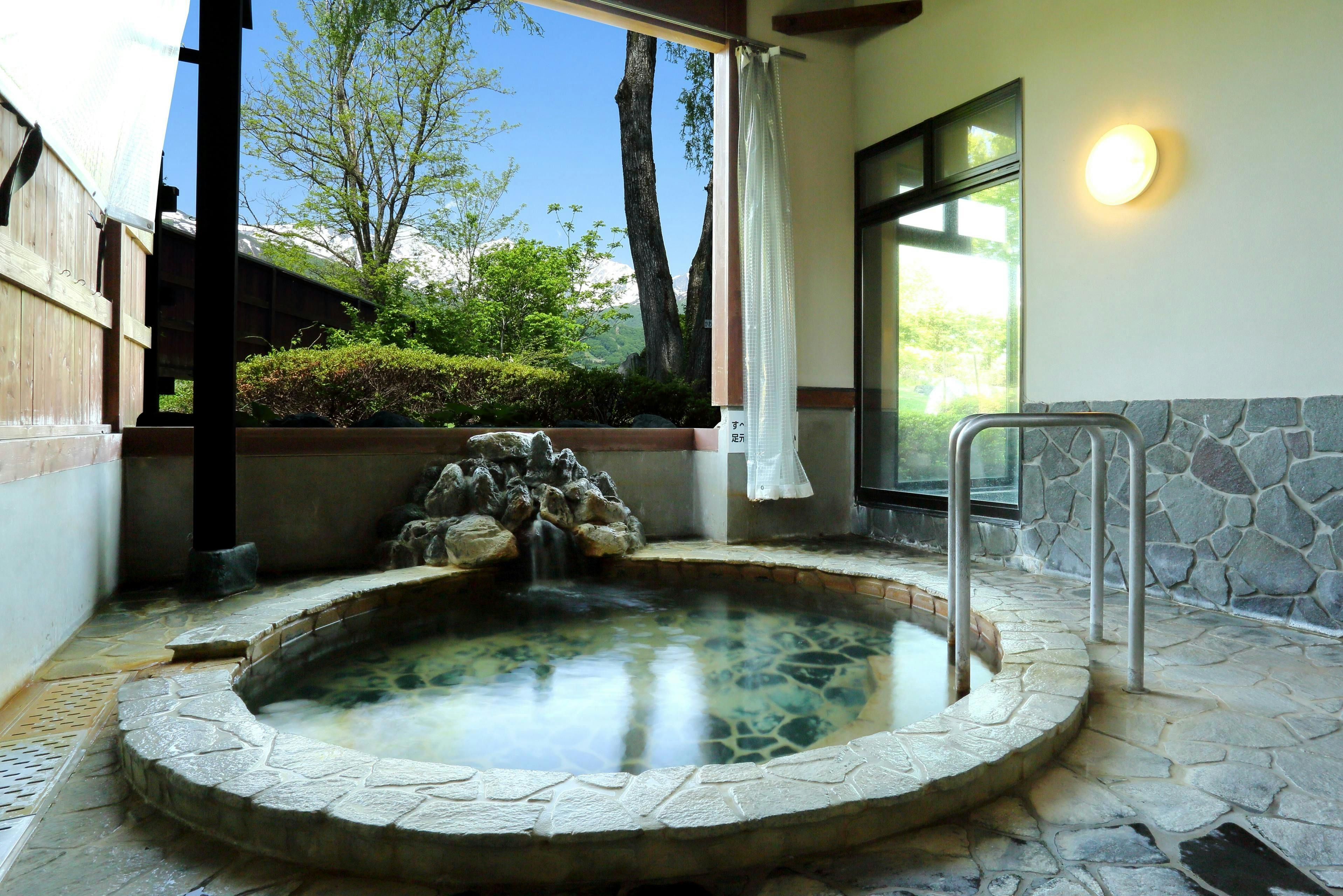 น้ำพุร้อนกลางแจ้งฮาคุบะ ฮิเมะคาวะ