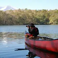 湖上から眺める紅葉はまた格別!