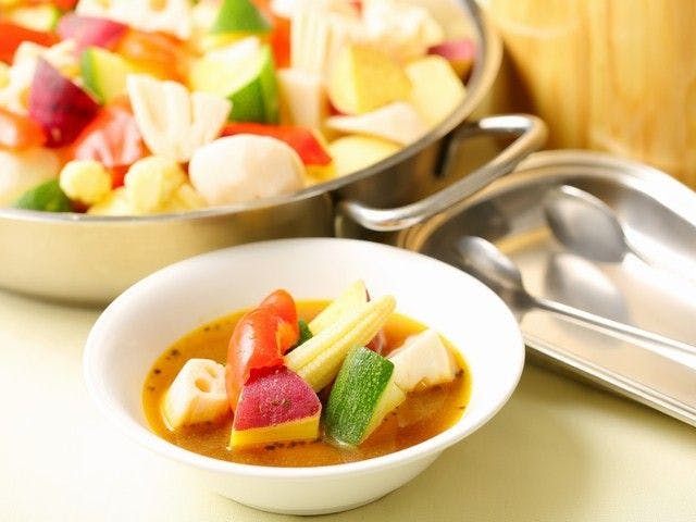 Sup kari yang berasal dari Sapporo juga disediakan dalam bufet sarapan.