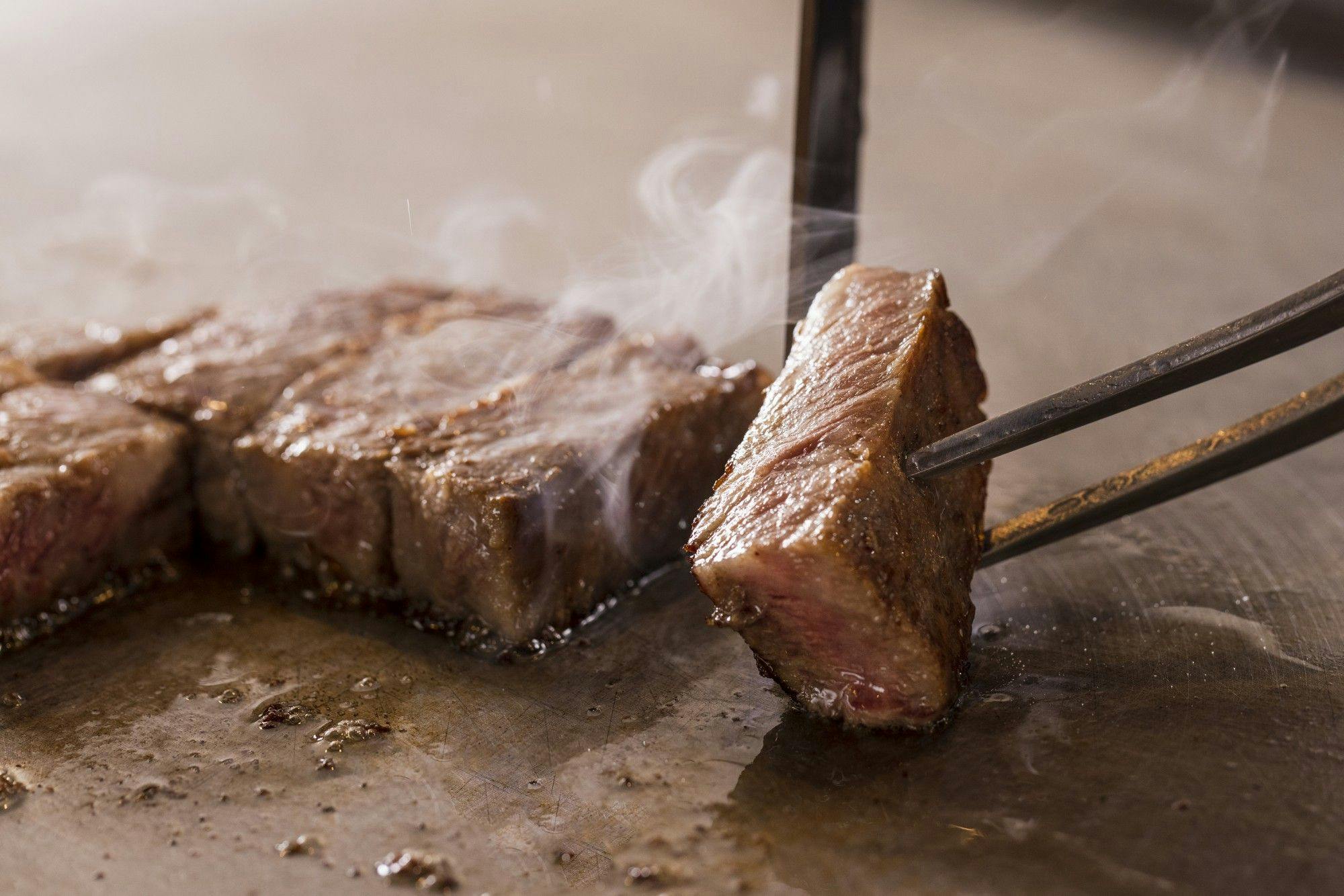 メインのお料理はその場で焼き上げます。