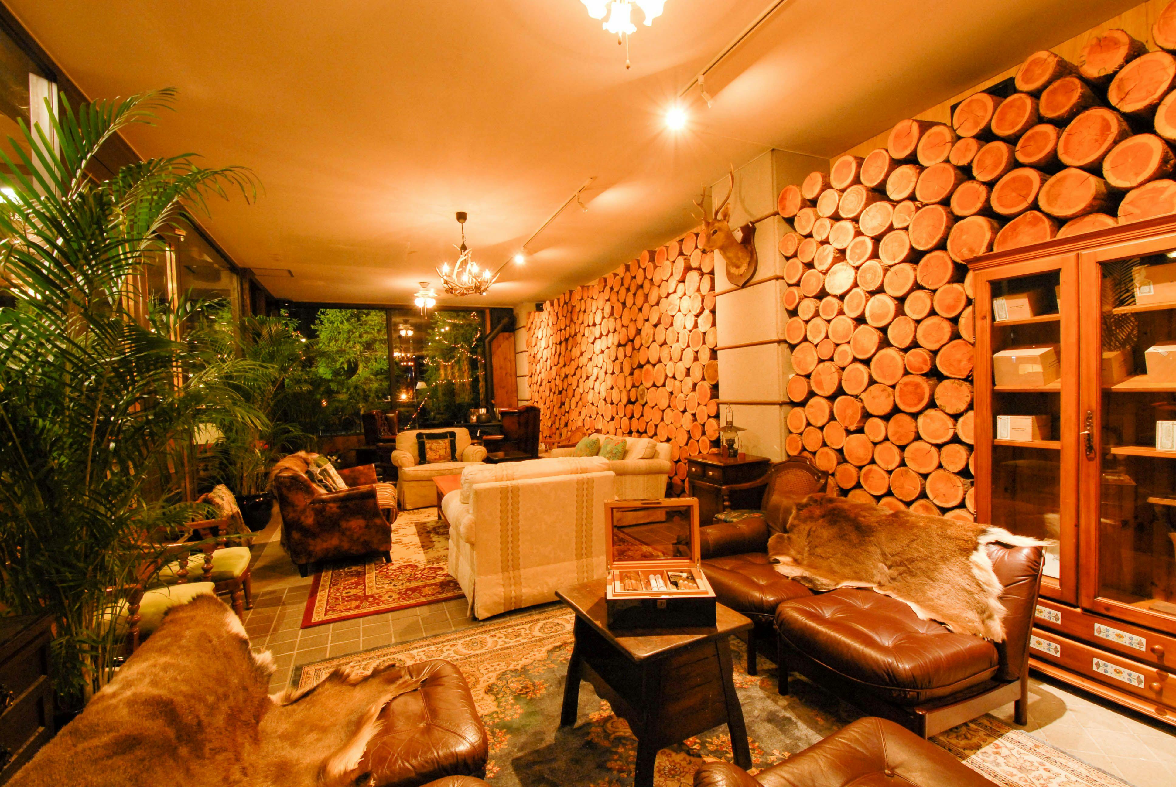 ห้องทำงานที่ส่วนท้ายของเลานจ์