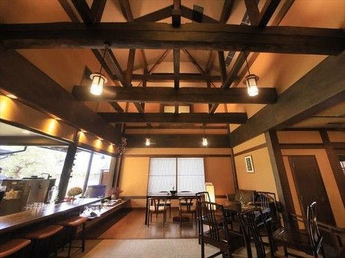 【ロビー】吹抜けが心落ち着く空間