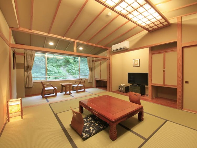 【南館】渓流沿いの和室／36平米のサムネイル画像