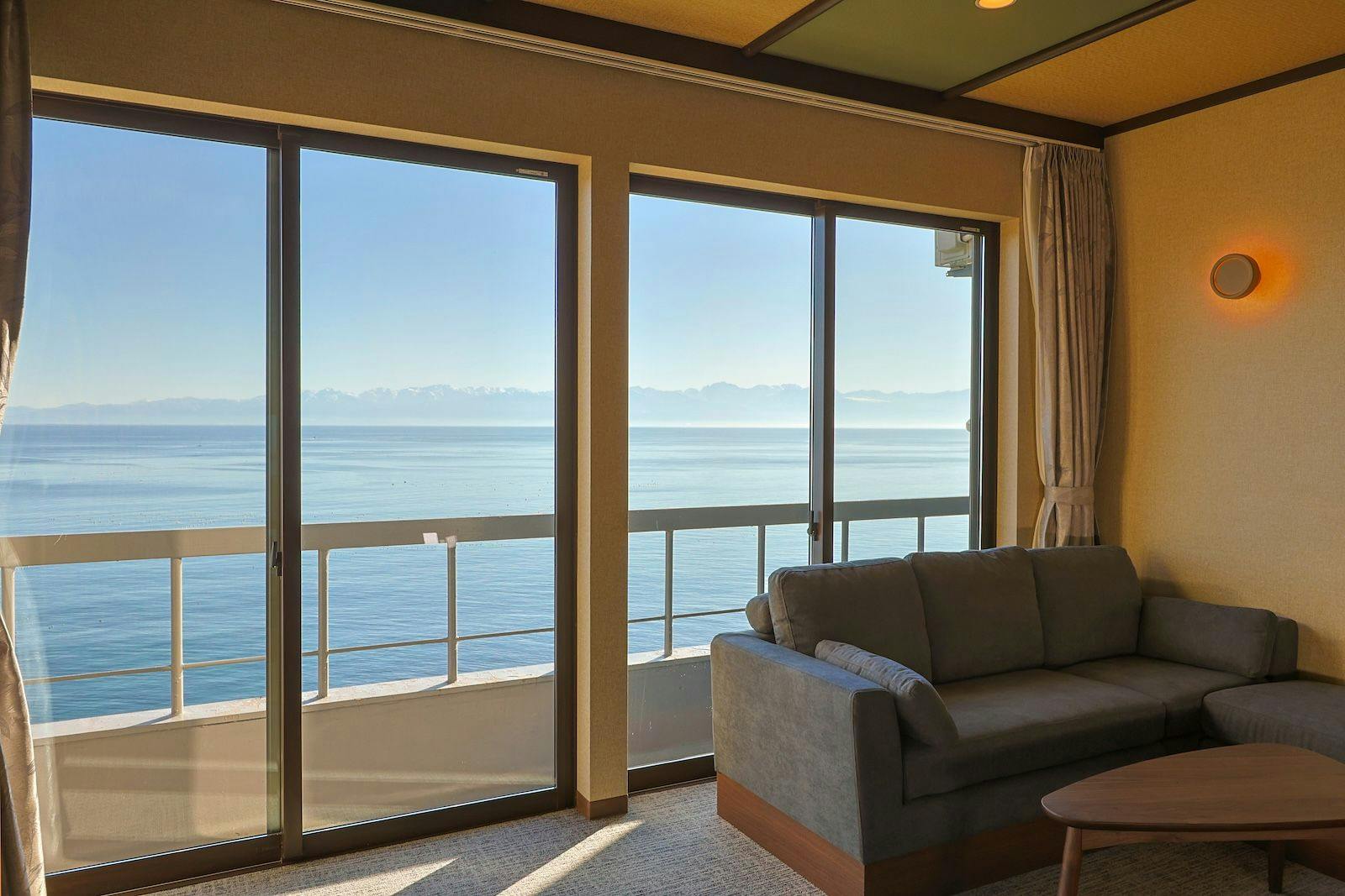 富山湾と立山連峰の眺望を望む和モダンC