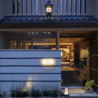 오래된 상점가인 요코야스에마치에 면한 입구