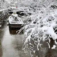 사원 옆을 흐르는 다카세강 겨울