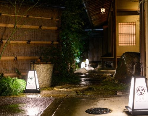 食堂ＩＣＨＩＦＵＮＥへの小路　冬の夜