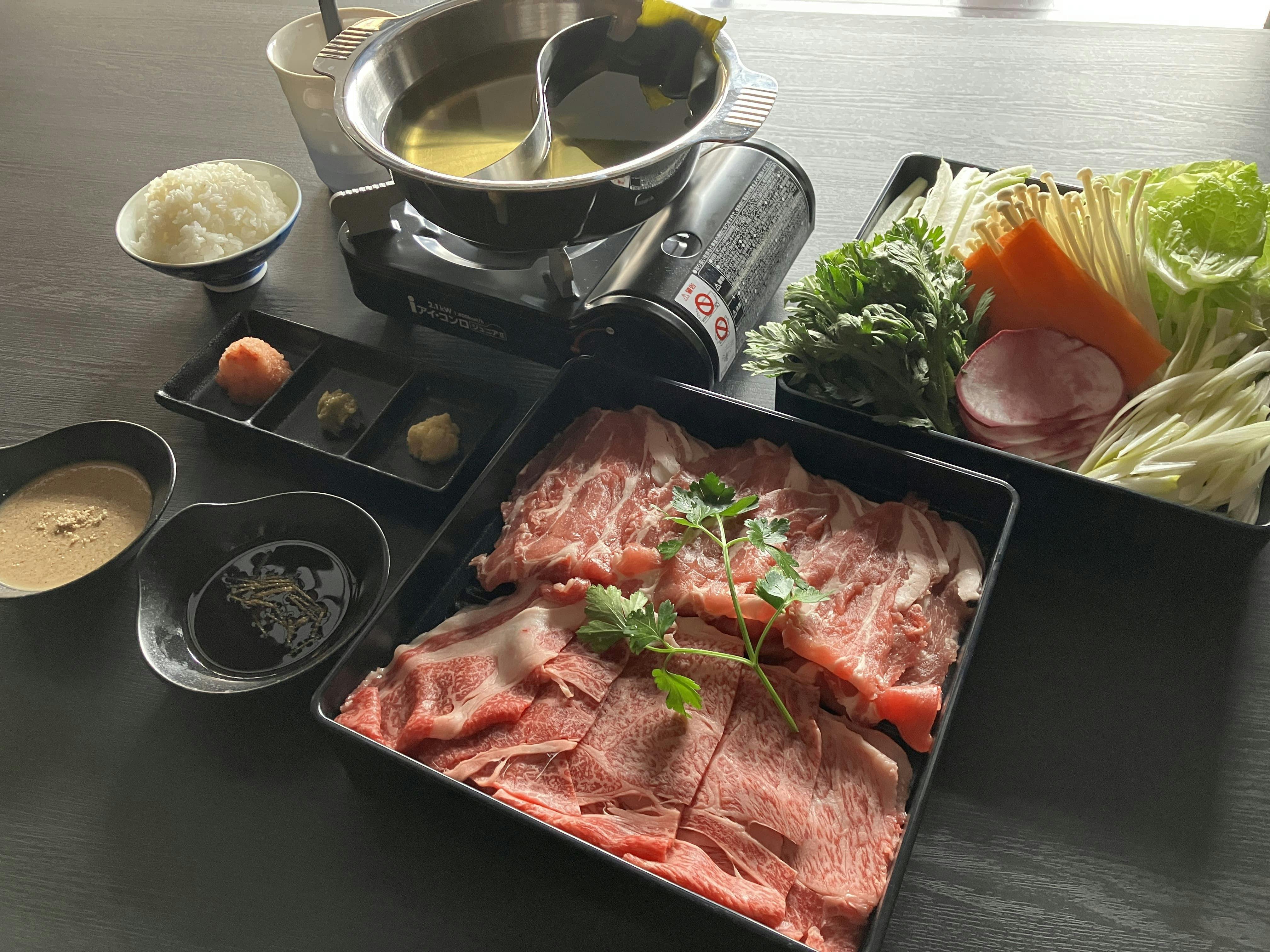 ชาบูชาบูหมูวะทงโมจิบุตะ หรือเนื้อวากิวมุราคามิ