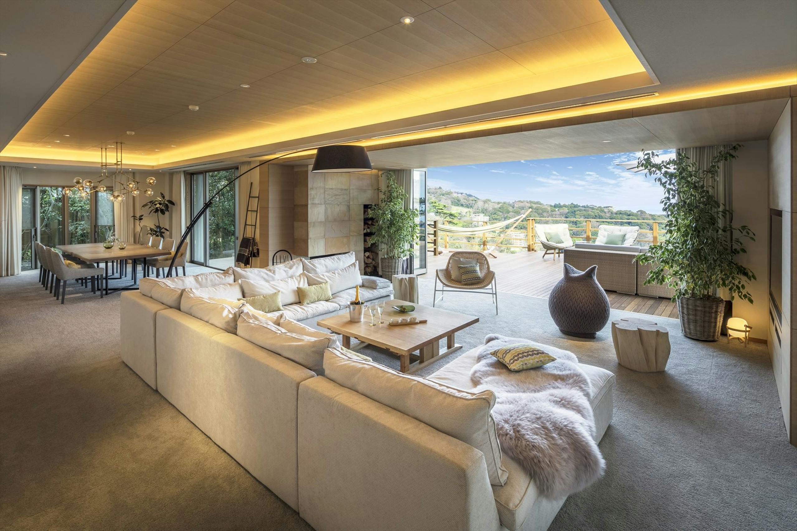 リビング パノラマに大きく開かれた窓