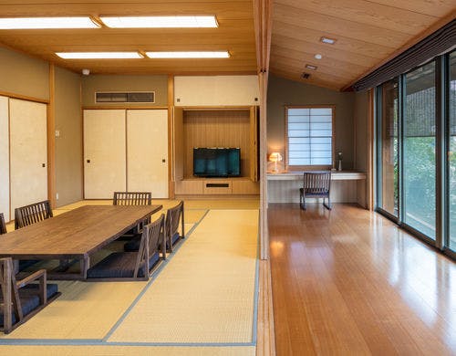 ■庭の間<BR>庭園に繋がる広々とした和室。